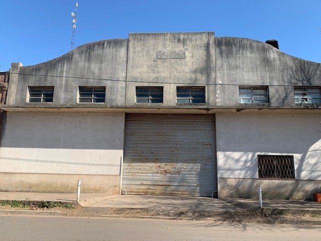 Calle 6 , Agustina Junín Galpón 4  ambientes  En Venta -0