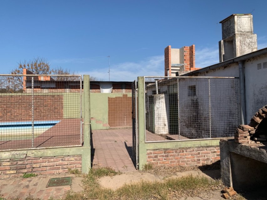 Calle 11 & Calle 6 - Agustina Junín Casa 6  ambientes  En Venta -14