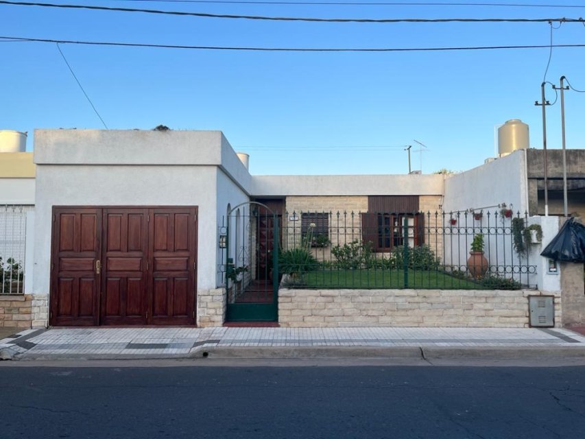 Pringles 900 Junín Casa 3  ambientes  En Venta -0