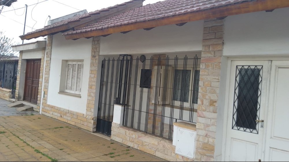 C.ESCRIBANO AL 900 Junín Casa 4 con Dep.  ambientes  En Venta -0