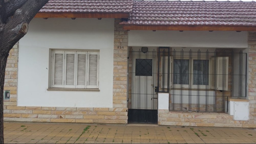 C.ESCRIBANO AL 900 Junín Casa 4 con Dep.  ambientes  En Venta -1