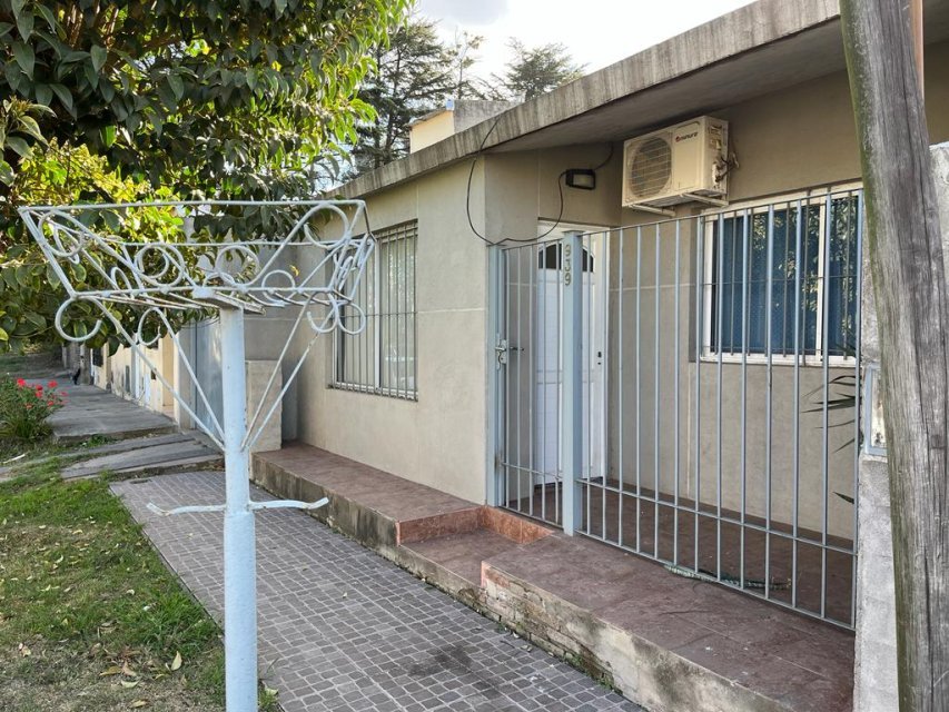 Roque Vazquez 900 Junín Casa 4 con Dep.  ambientes  En Venta -0