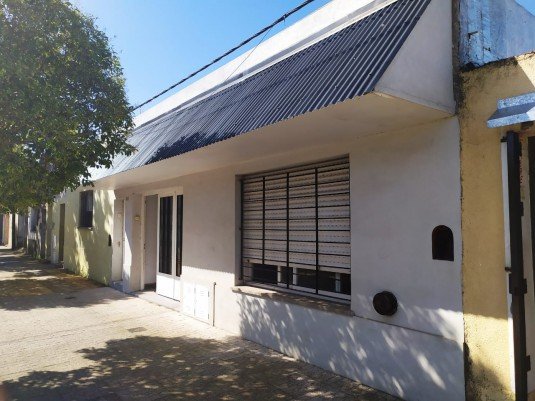 Vivienda familiar con dpto en el fondo en barrio residencial!