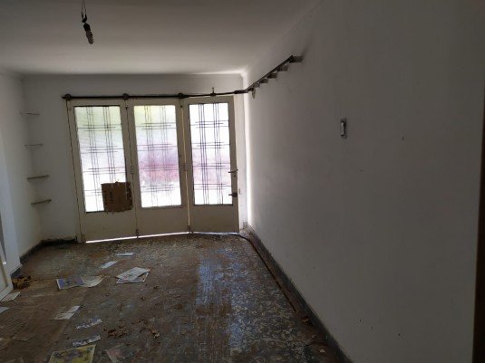 Vivienda familiar con dpto en el fondo en barrio residencial!