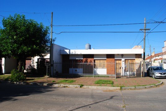 Casa Familiar en excelente ubicación a Mts de Avenida