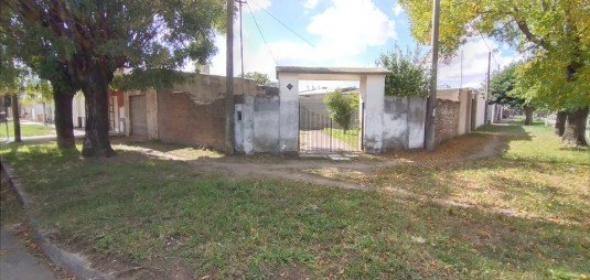 Terreno en esquina con edificación de local a refaccionar .