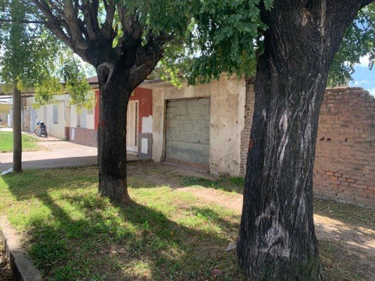 Terreno en esquina con edificación de local a refaccionar .