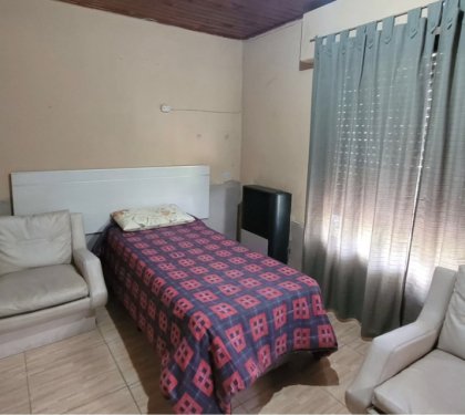 Casa en Bo Padre Respuela c/ 2 dptos internos. Ideal Inversión Acepta Permuta.