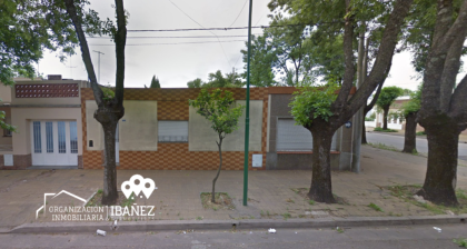 Casa con salón comercial en esquina a refaccionar