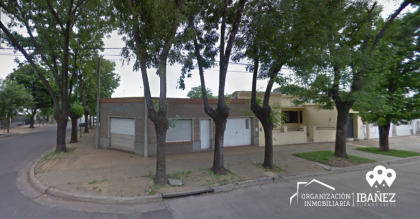 Casa con salón comercial en esquina a refaccionar