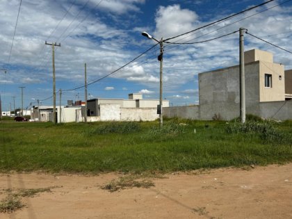 Amplio Terreno En Esquina, Barrio En Crecimiento A Pasos De Av. Alvear.