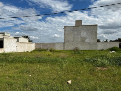 Amplio Terreno En Esquina, Barrio En Crecimiento A Pasos De Av. Alvear.