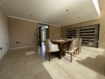 Imponente Casa Quinta - Moderna / Combina Elegancia y Diseño.