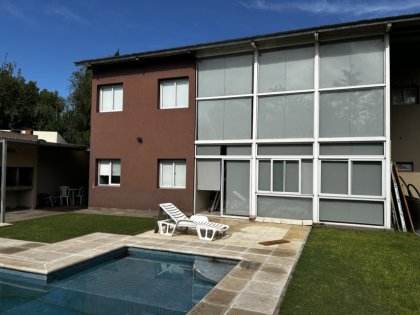 Imponente Casa Quinta - Moderna / Combina Elegancia y Diseño.