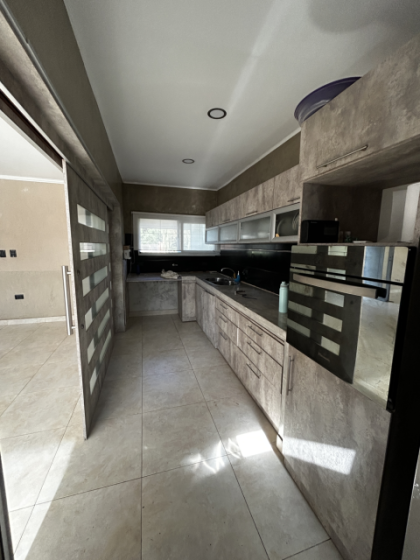 Imponente Casa Quinta - Moderna / Combina Elegancia y Diseño.