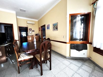 Casa con buena arquitectura con local comercial para gastronomía.