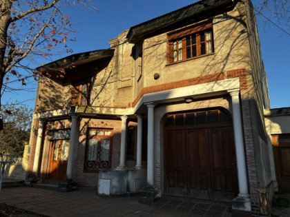 Casa con buena arquitectura con local comercial para gastronomía.
