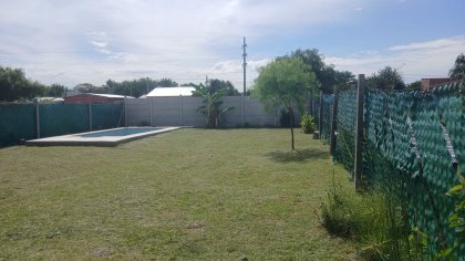 Quincho / Parrilla / Pileta sobre amplio terreno.