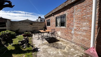 Casa con 3 dormitorios / Amplio terreno y departamento interno.