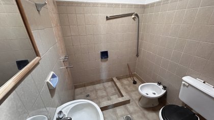 Casa con 3 dormitorios / Amplio terreno y departamento interno.