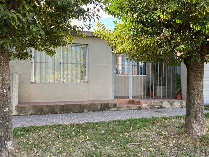 Casa con 3 dormitorios / Amplio terreno y departamento interno.