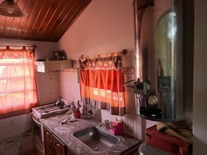 Casa con 3 dormitorios / Amplio terreno y departamento interno.