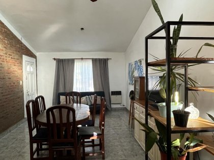 Casa con 3 dormitorios / Amplio terreno y departamento interno.