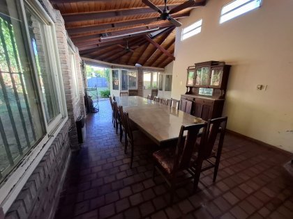 Casa Chalet c/ estilo de época - Doble Acceso, Pileta y Quincho Independiente.