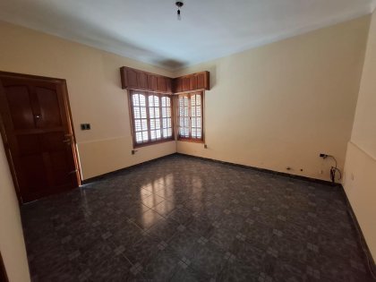 Casa Chalet c/ estilo de época - Doble Acceso, Pileta y Quincho Independiente.