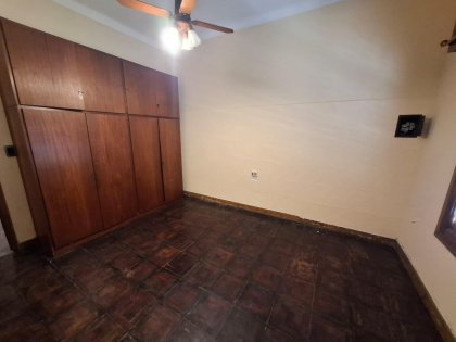 Casa Chalet c/ estilo de época - Doble Acceso, Pileta y Quincho Independiente.