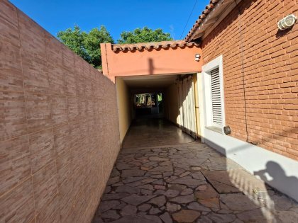 Casa Chalet c/ estilo de época - Doble Acceso, Pileta y Quincho Independiente.