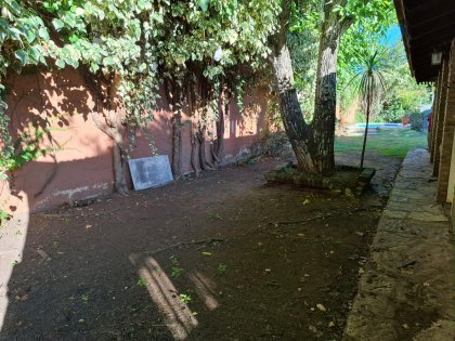 Casa Chalet c/ estilo de época - Doble Acceso, Pileta y Quincho Independiente.