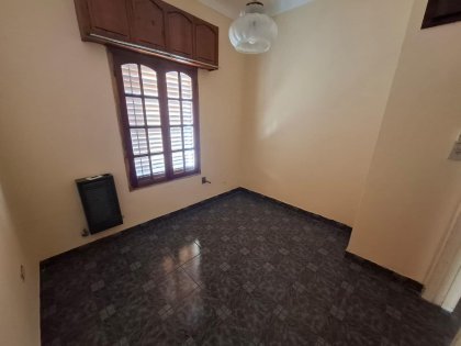 Casa Chalet c/ estilo de época - Doble Acceso, Pileta y Quincho Independiente.