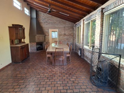 Casa Chalet c/ estilo de época - Doble Acceso, Pileta y Quincho Independiente.